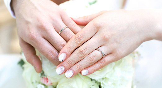 手作り結婚指輪を着けたカップルの手
