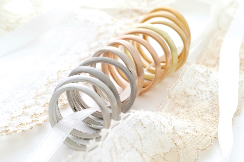 結婚指輪 - 12色を彩るプラチナとゴールド