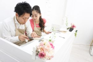 結婚指輪を手作りしてるカップル